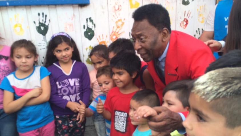 La imborrable visita de Pelé en La Pintana: compartió con niños y hasta le pidieron matrimonio