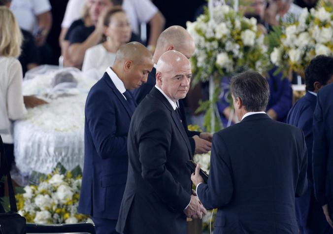 ¡Desubicado total! Gianni Infantino se sacó una selfie al lado del féretro de Pelé