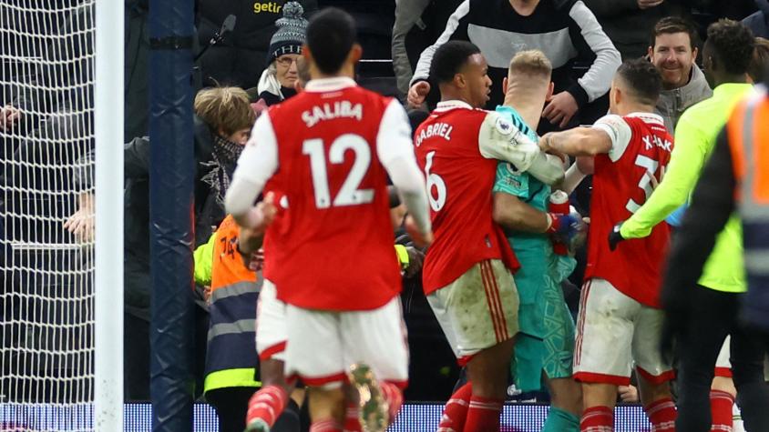 VIDEO | Hincha de Tottenham agredió a Aaron Ramsdale tras triunfo de Arsenal en el derbi de Londres