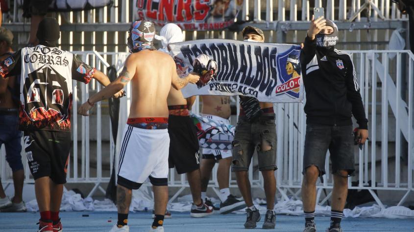 Hinchas de Colo Colo invadieron la cancha de El Teniente de Rancagua.