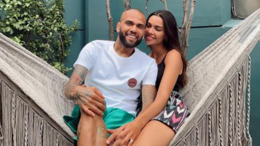 Dani Alves junto a su esposa