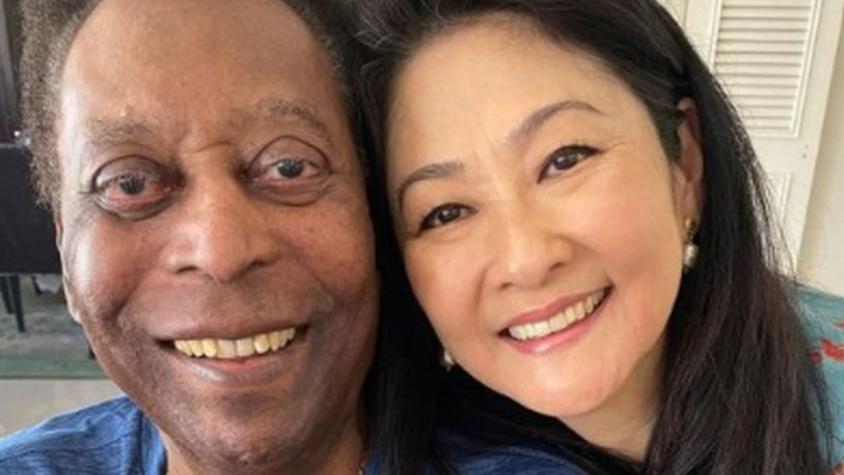 Pelé junto a su esposa