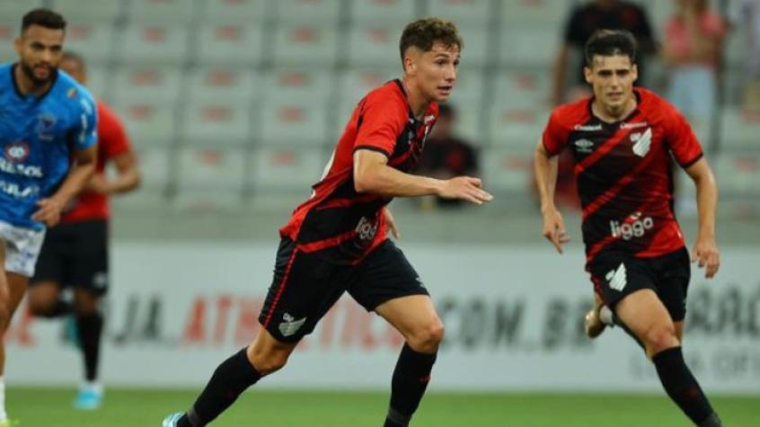 "Su actuación emocionó a la hinchada": En Brasil enloquecen con el debut goleador de Luciano Arriagada en Athletico Paranaense