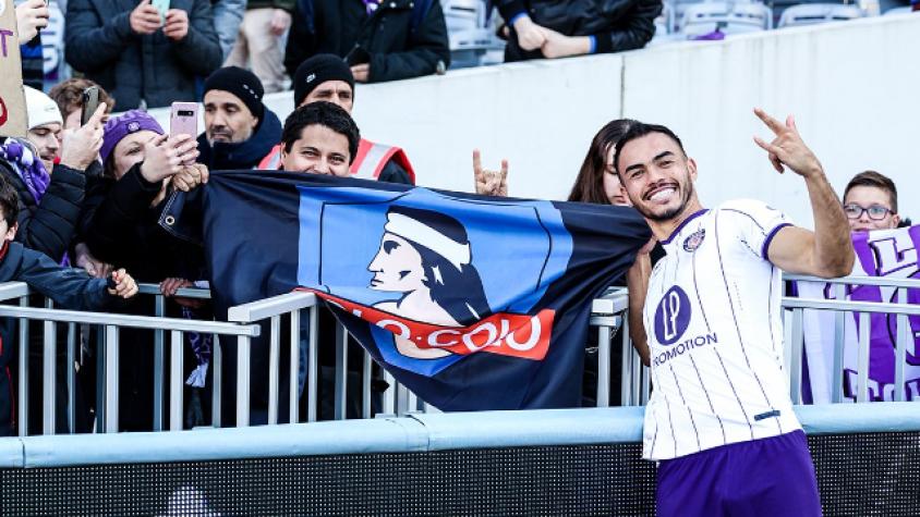 No olvida al club de sus amores: Gabriel Suazo tuvo emotivo encuentro con hincha de Colo Colo en Francia