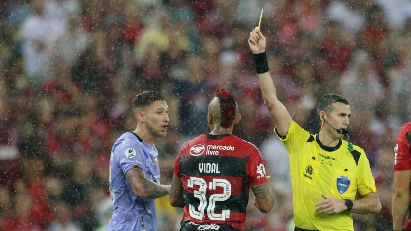 ¡Se salvó de la roja! Así fue el duro cruce entre Arturo Vidal y Mateo Carabajal en la Recopa Sudamericana