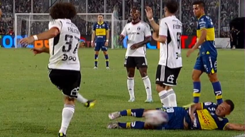 VIDEO | Maximiliano Falcón se fue expulsado en Colo Colo tras agredir a jugador de Everton con un pelotazo