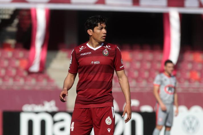 El "abrazo fraterno" del fútbol chileno a Matías Fernández tras la muerte de su padre