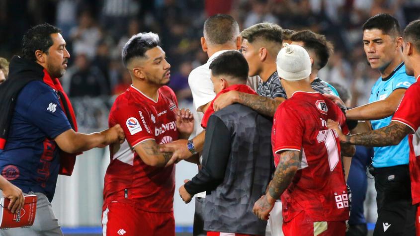 Carlos Palacios vs Lolo Reyes y Pato Rubio: Así fue el duro cruce que dejó dos expulsados tras el triunfo de Colo Colo
