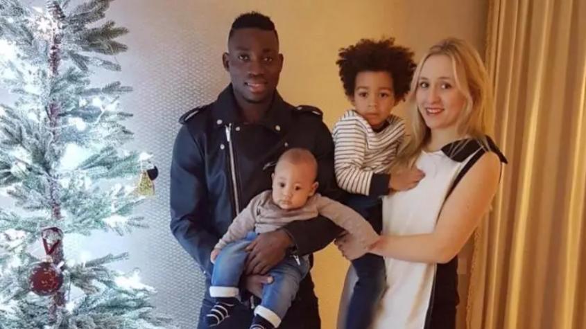 Claire Rupio junto a Christian Atsu