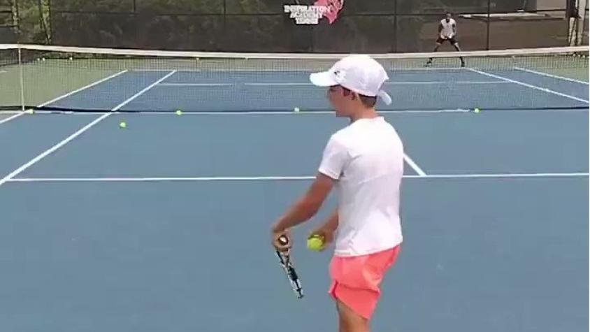 El extraño caso del niño tenista que no tiene revés: su técnica promete revolucionar la ATP
