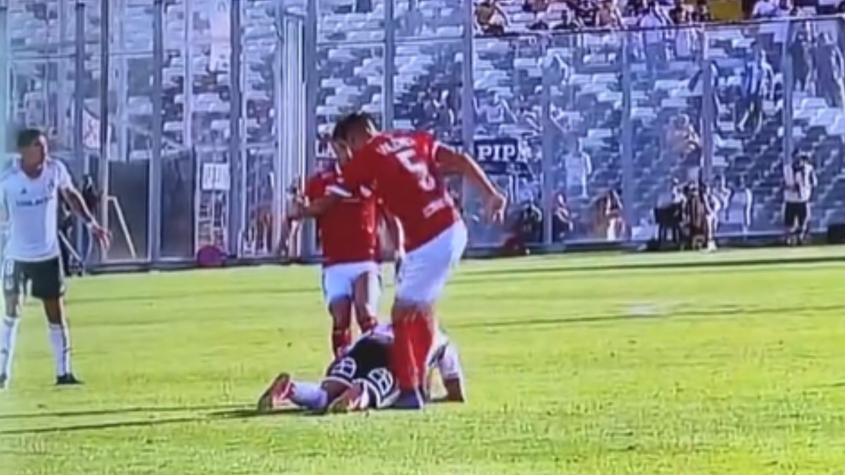 "A Falcón lo echaron por menos": Hinchas de Colo Colo explotan contra el arbitraje por agresión a Leandro Benegas