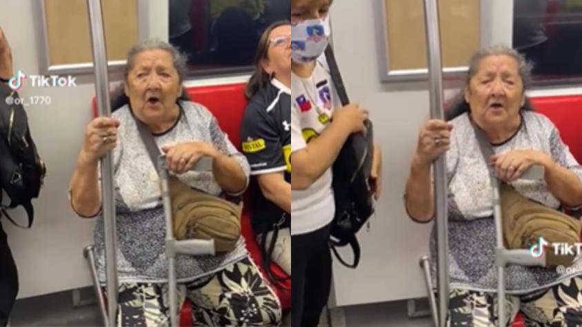 ¡Pura pasión! Abuelita se robó la película liderando cánticos de Colo Colo en el metro de Santiago