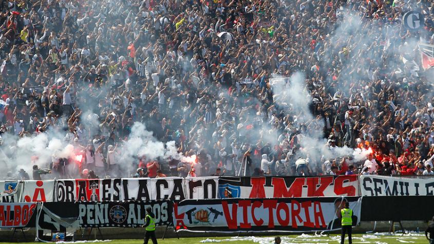 “La condena que te persigue”: El incendiario lienzo contra la U que llamó la atención en el Arengazo