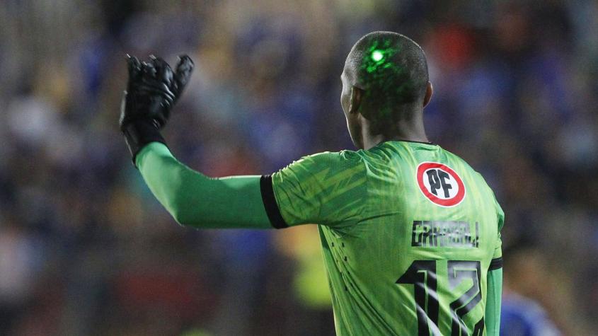 ¡Con la foto de su cara! La U denuncia a hincha que interrumpió partido apuntando con un láser