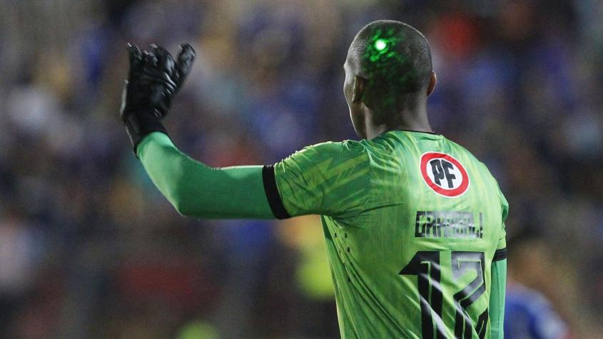 La U anunció que aplicará drástica sanción a "hincha del láser" presente en el duelo ante Unión La Calera
