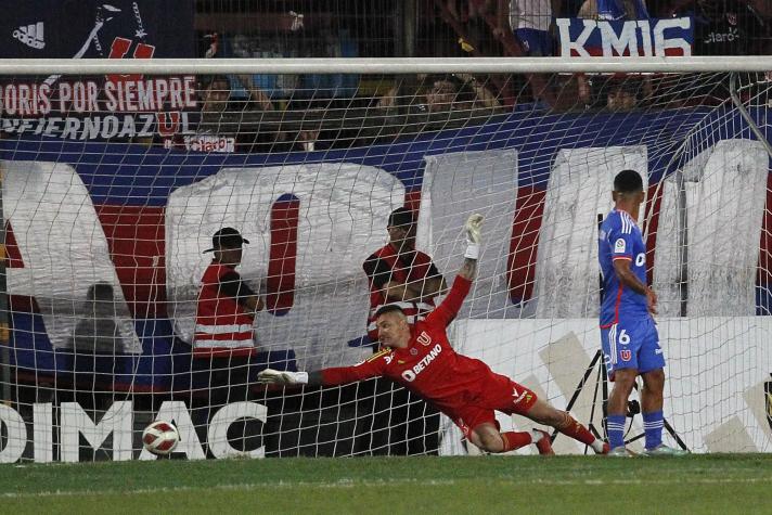 Cristóbal Campos inconforme con el estado de la cancha del Santa Laura: "Quedé con los guantes verdes"