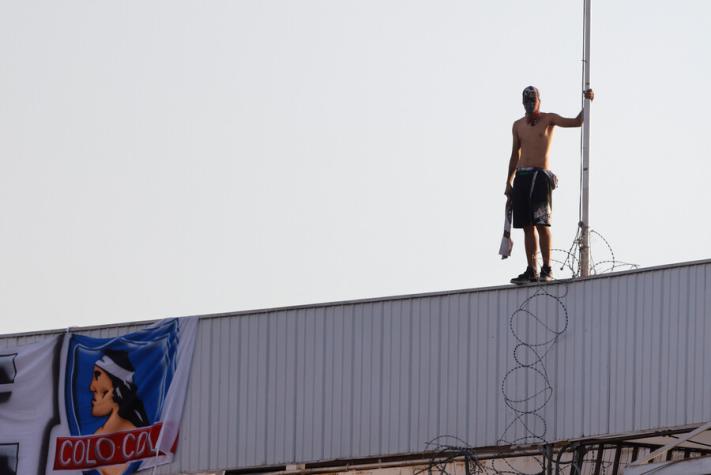 ¡Viernes de terror en Colo Colo! Sujeto ingresó al Monumental e intimidó con un arma cortopunzante