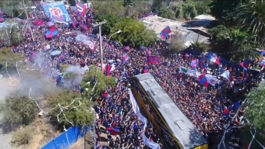 VIDEO| La U recibió el último aliento de sus hinchas en el tradicional "Banderazo" previo al Superclásico