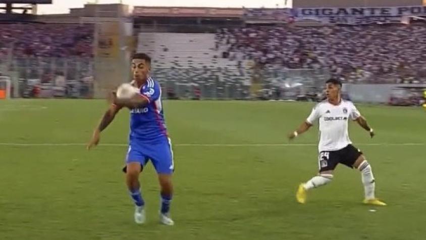 La supuesta mano de Yonathan Andía que dejó hirviendo a los hinchas de Colo Colo en el Superclásico