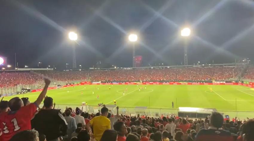 "El que no salta....": hinchas de la Roja protagonizan polémico canto en el estadio Monumental