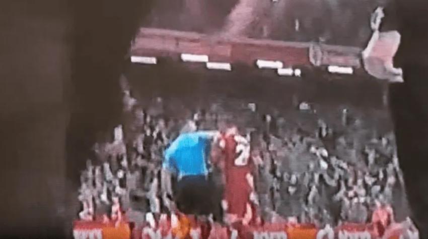 De no creer: árbitro asistente agredió con un codazo a Andrew Robertson en el empate entre Liverpool y Arsenal