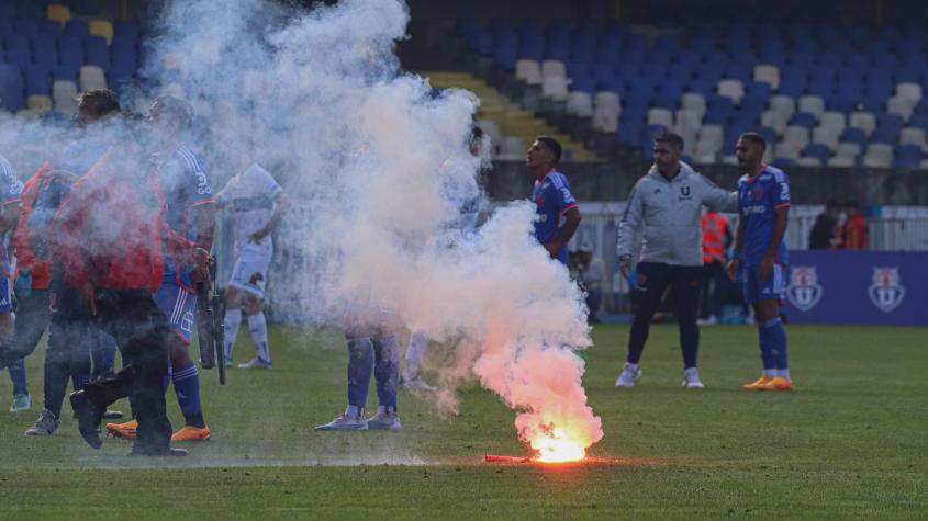 ¡Bengalas y fuegos de artificio! Filtran videos de los graves incidentes que obligaron a suspender el Clásico Universitario