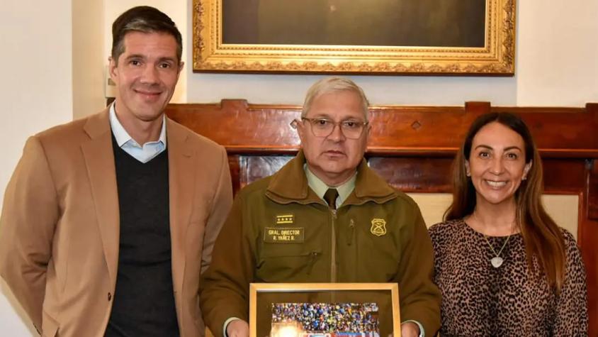 Con regalo incluido: Azul Azul se reunió con general Ricardo Yáñez para abordar crisis de seguridad