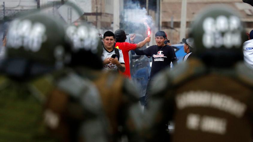 Tienen prohibido el ingreso: hinchas de Colo Colo protagonizan incidentes afuera del estadio Nicolás Chahuán