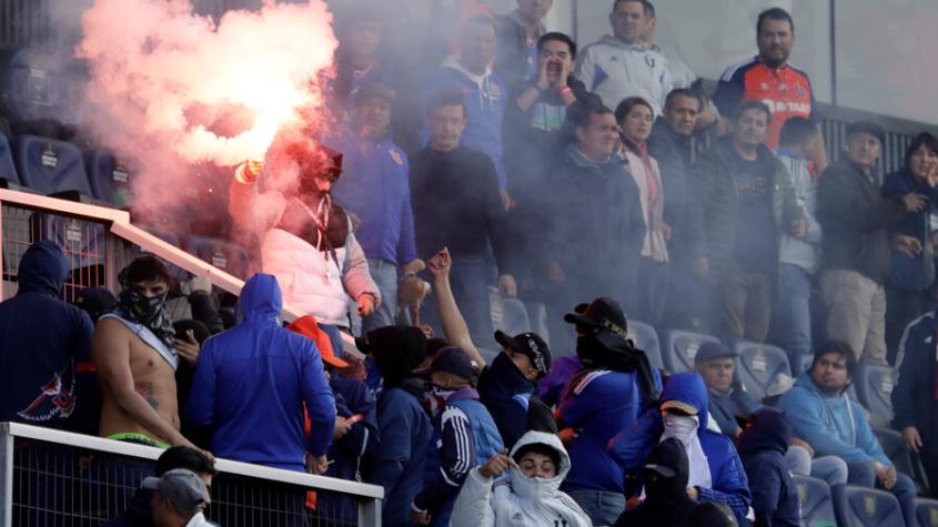 ¡El fútbol chileno está agonizando! Graves incidentes obligaron a suspender el Clásico Universitario entre la U y la UC