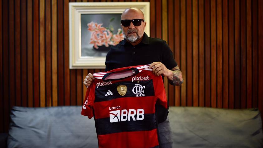 “Llegó el Comandante”: Jorge Sampaoli aterrizó en Brasil con llamativo look para iniciar su etapa en el Flamengo