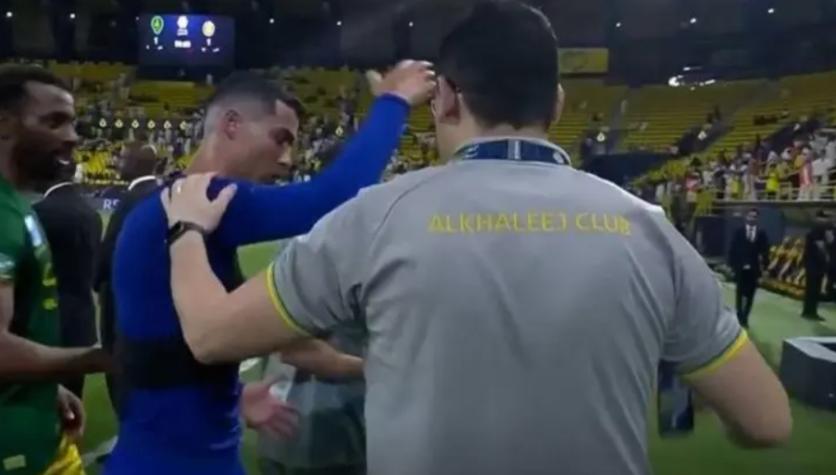 VIDEO | Cristiano Ronaldo empujó a ayudante técnico rival que le pidió una selfie tras un partido