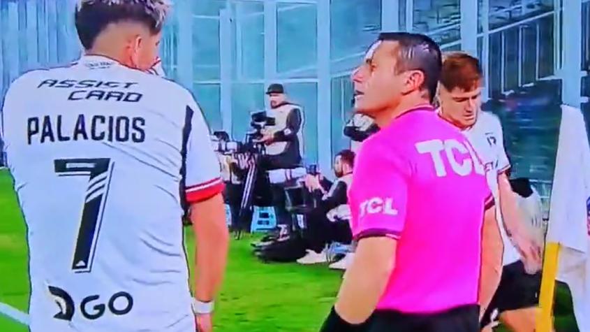 "¿Te creí' vivo?": El áspero diálogo entre árbitro asistente y Carlos Palacios en el duelo entre Colo Colo y Audax
