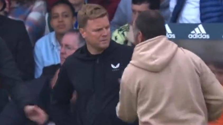 VIDEO | Hincha de Leeds United invadió el campo de juego para increpar y empujar a Eddie Howe en la Premier League
