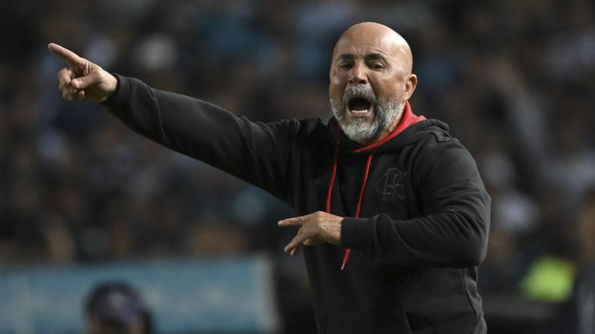¡Los hinchas de Racing no lo perdonan! Burlescos cánticos marcaron el retorno de Jorge Sampaoli a Argentina
