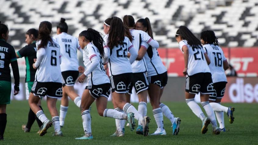 Barristas amenazan y tiran piedras contra futbolistas de Colo Colo en protesta a las afueras del Estadio Monumental