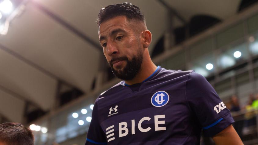 "Gracias por nada": Hinchas de la UC celebran la salida de Mauricio Isla