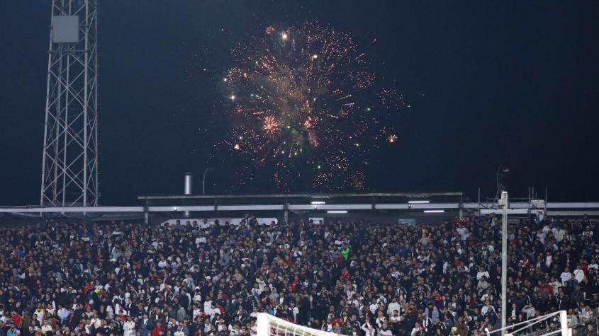¡No aprenden! Lanzan fuegos artificiales desde fuera del Monumental mientras Colo Colo juega ante Boca