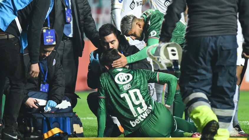 Preocupación en Rancagua: Ríos debió ser trasladado en ambulancia tras protagonizar cabezazo con jugador de Santos