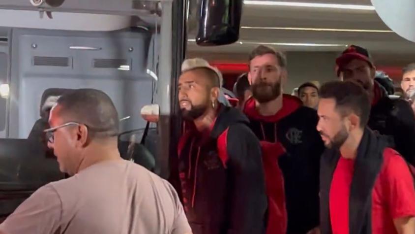 Arturo Vidal vivió un tenso momento junto a sus compañeros al ser insultados por los hinchas de Flamengo