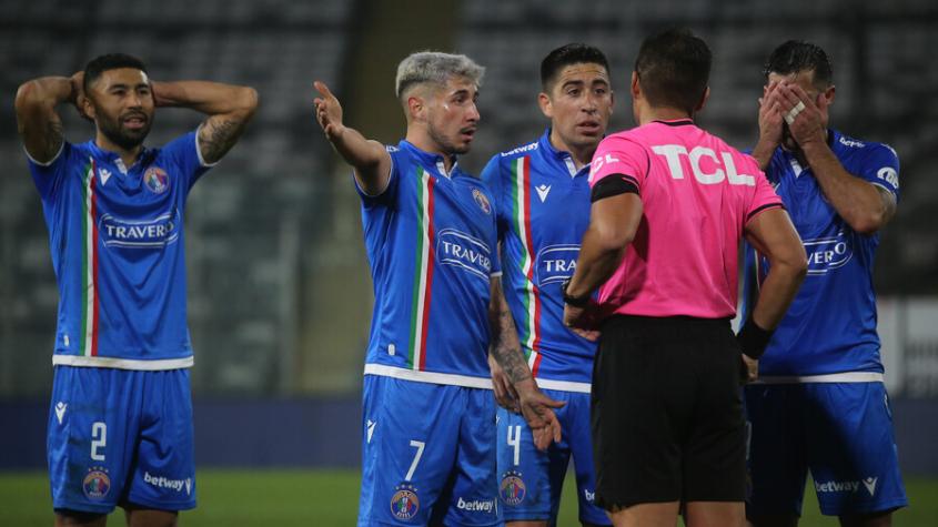 "Mientras tanto en el VAR...": Audax Italiano realizó nuevo reclamo por presunto penal ante Colo Colo