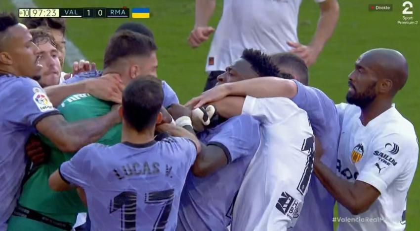 Acusó insultos racistas y terminó expulsado: La jornada para el olvido de Vini Jr. con el Real Madrid