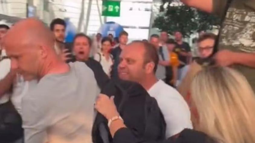 VIDEO | Hinchas de la AS Roma agredieron al árbitro Anthony Taylor en el aeropuerto de Budapest tras la final de la Europa League