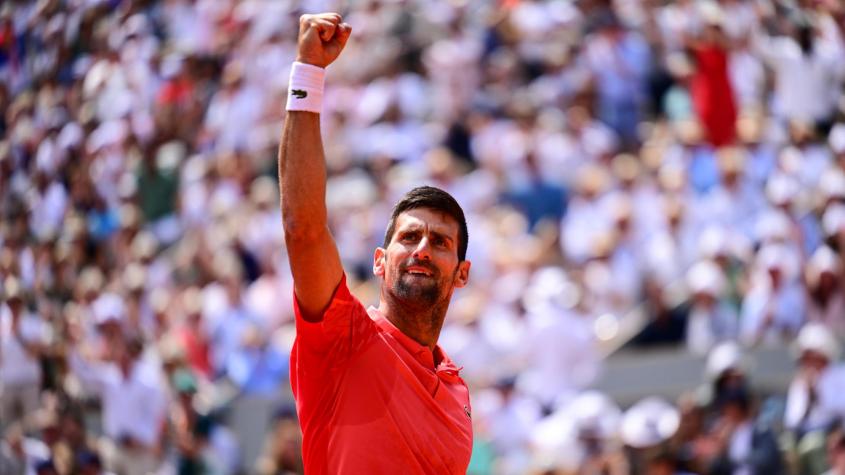 Novak Djokovic aprovechó el bajón físico de Carlos Alcaraz para aplastarlo y avanzar a la final de Roland Garros