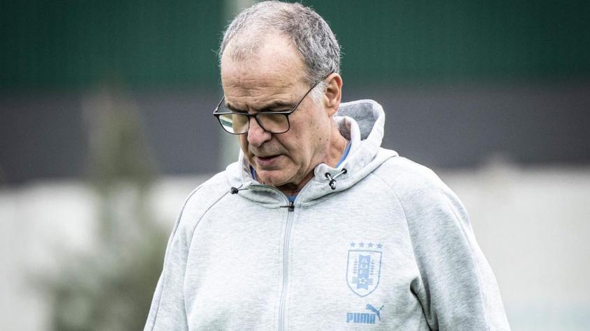 "Desayunando y trabajando": Pillan a Marcelo Bielsa preparando su debut con Uruguay en una cafetería