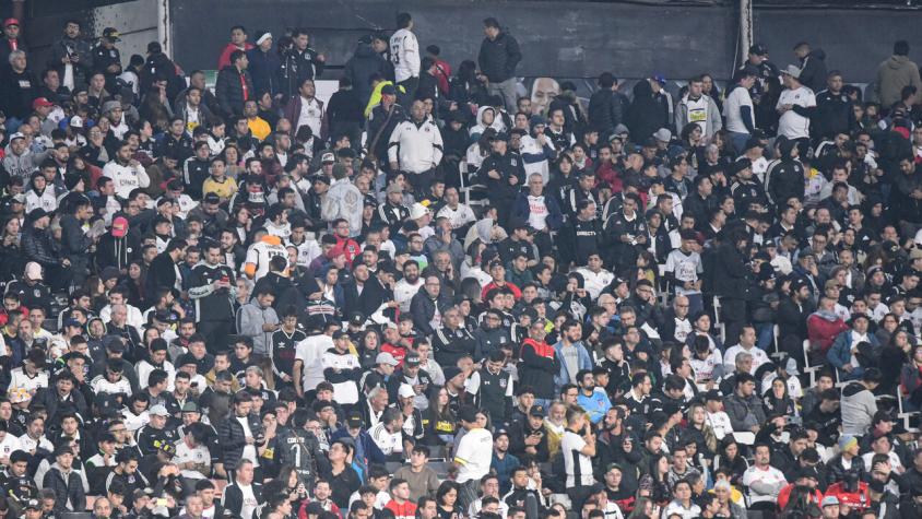 Sin piedad: hinchas de Colo Colo se burlan de la crisis económica rompiendo pesos argentinos