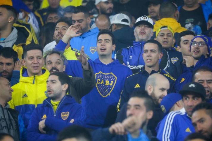 "El que no salta...": Hinchas de Boca Juniors recordaron guerra de las Malvinas a los fanáticos de Colo Colo