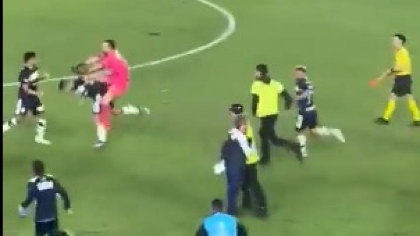 ¡Escándalo! Patada cobarde por la espalda desata batalla campal en la Copa Sudamericana