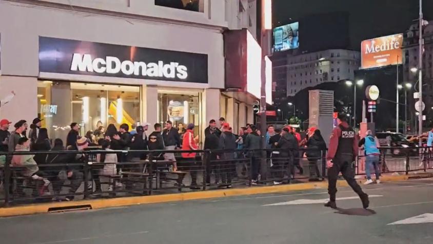 "Más de uno se fue sin pagar": Ni el McDonalds del Obelisco se salvó de los hinchas de Colo Colo en Buenos Aires