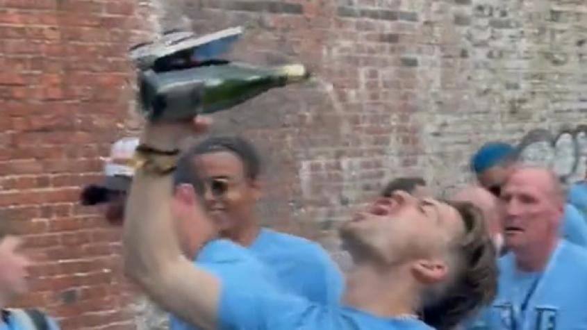 No para de beber: el interminable festejo de Jack Grealish tras ganar la UEFA Champions League