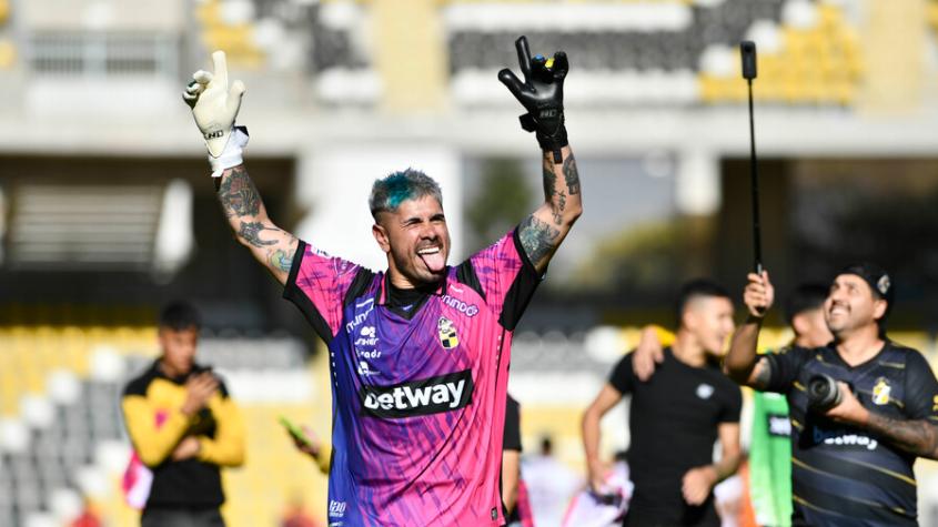 A lo 'Dibu' Martínez: El baile del 'Mono' Sánchez tras atajar un penal en la clasificación de Coquimbo Unido en la Copa Chile